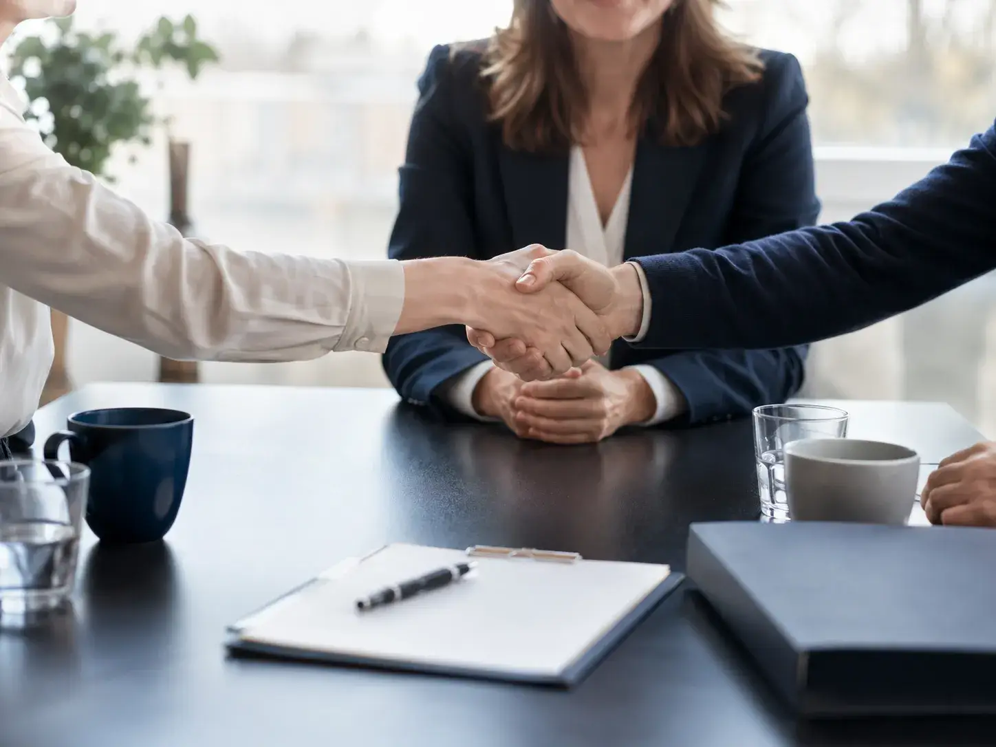Twee partijen geven elkaar een hand na een succesvolle mediation